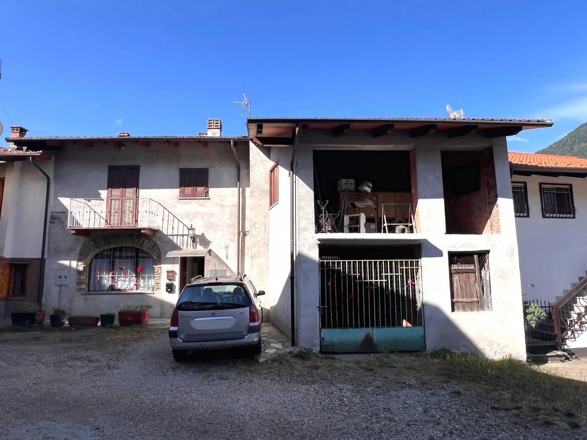 CASA INDIPENDENTE 2 LATI CASA INDIPENDENTE 2 LATI